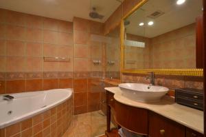 Phòng đoi nhỏ hoặc phòng 2 giường đơn (Small Double or Twin Room)