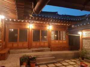 Phòng kiểu Hàn Quốc 3 người có phòng tắm riêng (Korean Style Triple Room with Private Bathroom)
