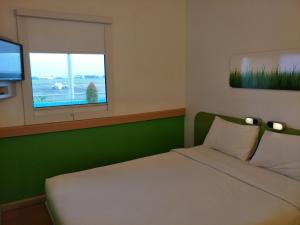 Standard Queen Room with Runaway View