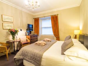 Double or Twin Room with Private Bathroom room in Six Brunton Place