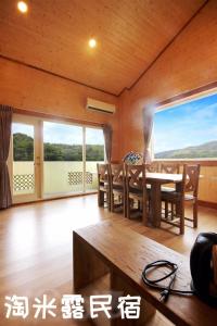 Phòng Gia đình nhìn ra Núi (Family Room with Mountain View)