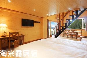 Phòng Gia đình nhìn ra Núi (Family Room with Mountain View)