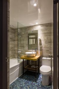Phòng 3 người - 1 giường đôi và 1 giường đơn (Triple - 1 Double + 1 Single Bed)