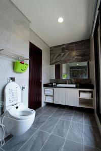 Phòng Gia Đình Với Phòng Tắm Chung (Family Room with Shared Bathroom)