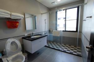 Phòng gia đình với phòng tắm riêng. (Family Room with Private Bathroom)