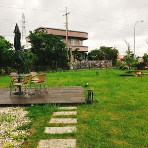 Biệt Thự Nhìn Ra Vườn (Villa with Garden View)