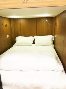 Giường đôi trong Phòng nghỉ tập thể cho cả Nam và Nữ (Double Bed in Mixed Dormitory )
