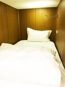 Giường Đơn Trong Phòng Nghỉ Tập Thể Cho Cả Nam Và Nữ (Single Bed in Mixed Dormitory Room)