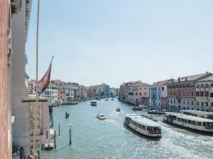 Apartment with Balcony room in Venice View On Grand Canal