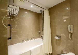Phòng 3 người - 1 giường đôi và 1 giường đơn (Triple Room - 1 Double + 1 Single)