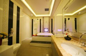 Standard King Room (Check-in after 21:00)