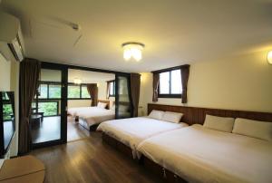 Nhà 3 Phòng Ngủ (Three-Bedroom House)