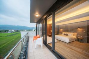Phòng Loại Sang Giường Đôi Có Ban Công – Cấm Hút Thuốc (Deluxe Double Room with Balcony - Non-Smoking)