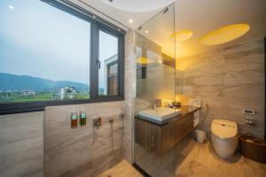 Phòng Loại Sang Giường Đôi Có Ban Công – Cấm Hút Thuốc (Deluxe Double Room with Balcony - Non-Smoking)