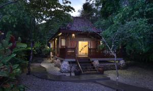 Biệt Thự Bể Bơi Gần Đại Dương (Oceanfront Pool Villa)