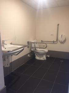 Phòng giường đơn có phòng tắm riêng - Chỉ dành cho nam (Single Room with Private Bathroom - Male Only)