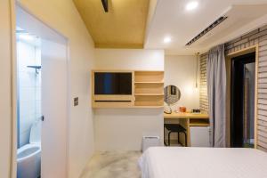 Deluxe giường đôi Có ban công Hướng phố (Deluxe Double Balcony City View)
