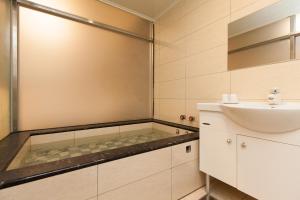 Giường Đôi (Double Bed)