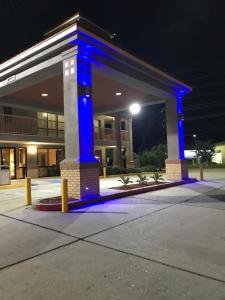 Super 8 by Wyndham Slidell - image 2