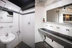 Phòng Private 4 giường Có phòng tắm vòi sen chung (4 Beds Private Room With Shared Shower and Bathroom)