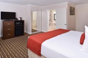 King Room with Bath Tub - Disability Access room in Best Western Plus LA Mid-Town Hotel