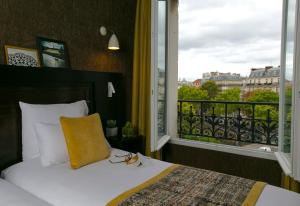 Superior King Room room in Hotel de Neuville Arc de Triomphe