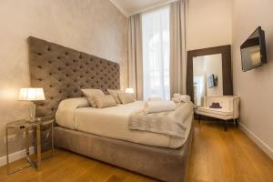 Deluxe Apartment with Balcony room in Amazing Piazza Venezia Suites