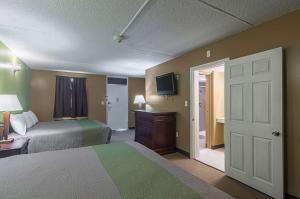 Queen Room with Two Queen Beds - Non-Smoking room in Motel 6-Sherman, TX