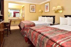 Queen Room with Two Queen Beds - Non-Smoking room in Americas Best Value Inn Pasadena