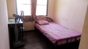 Single Room with Shared Shower and Toilet room in Anurak Guesthouse