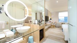 Phòng Hai Giường Đơn Loại Sang (Deluxe Twin Room)