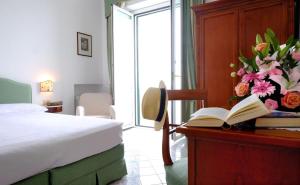 Standard Double Room with Sea View room in Hotel Luna Convento