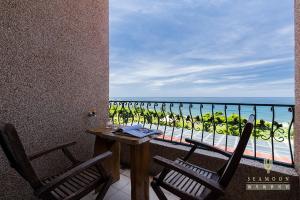Phòng Deluxe Giường Đôi Với Ban Công và Tầm Nhìn Ra Biển (Deluxe Double Room with Balcony and Sea View)