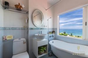 Phòng Deluxe Giường Đôi Với Ban Công và Tầm Nhìn Ra Biển (Deluxe Double Room with Balcony and Sea View)