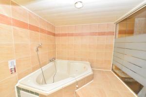 Phòng Giường Đôi Có Bồn Tắm Spa (Double Room with Spa Bath)