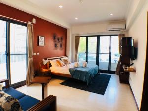 Phòng Deluxe có Giường cỡ Queen với Ban công (Deluxe Queen Suite with Balcony)