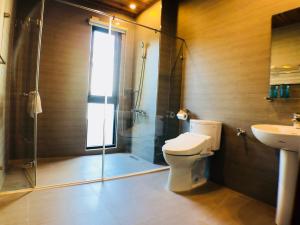 Phòng Deluxe có Giường cỡ Queen với Ban công (Deluxe Queen Suite with Balcony)
