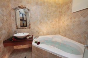 Phòng Giường Đôi Hạng Bình Dân (Budget Double Room)