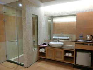 Phòng Có Giường Cỡ Queen Và Bồn Tắm Spa (Queen Room with Spa Bath)