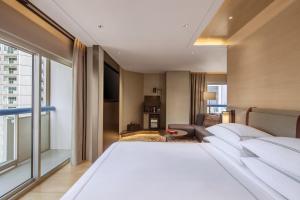 SIGNATURE SUITE, 1 King, 2 balconies, city view