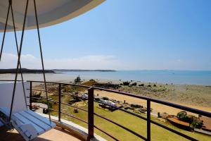 Phòng Giường Đôi có Ban công và Nhìn ra Biển (Double Room with Balcony and Sea View)