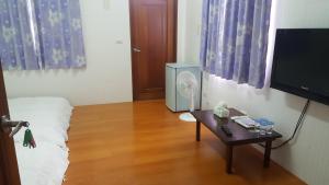 Phòng 4 Người Có Phòng Tắm Chung (Quadruple Room with Shared Bathroom)