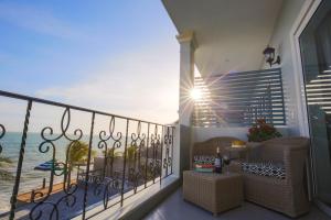 Phòng Deluxe Giường Đôi Với Ban Công và Tầm Nhìn Ra Biển (Deluxe Double Room with Balcony and Sea View)