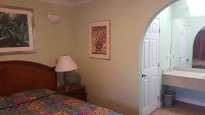 Deluxe Queen Room room in Flamingo Inn Long Beach