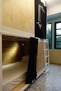 Giường trong Phòng ngủ Tập thể cho cả Nam và Nữ (Bed in Mixed Dormitory Room)