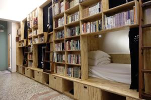 Giường trong Phòng ngủ Tập thể cho cả Nam và Nữ (Bed in Mixed Dormitory Room)