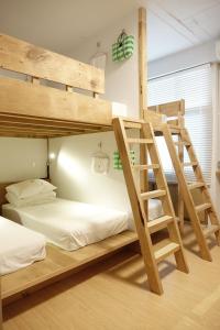 Giường Trong Phòng Ngủ Tập Thể Nữ 6 Giường (Bed in 6-Bed Female Dormitory Room)