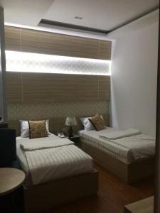 Phòng Tiêu Chuẩn 2 Giường Đơn Với Ghế Sofa (Standard Twin Room with Sofa)