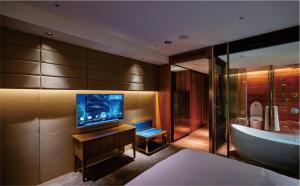 Deluxe King Room with Garden View and Lounge Access
