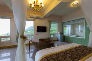Phòng Deluxe Giường Đôi Với Ban Công và Tầm Nhìn Ra Biển (Deluxe Double Room with Balcony and Sea View)